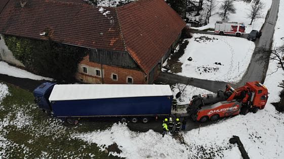 Auf Navi verlassen: Mehrstündige Lkw-Bergung in Kremsmünster