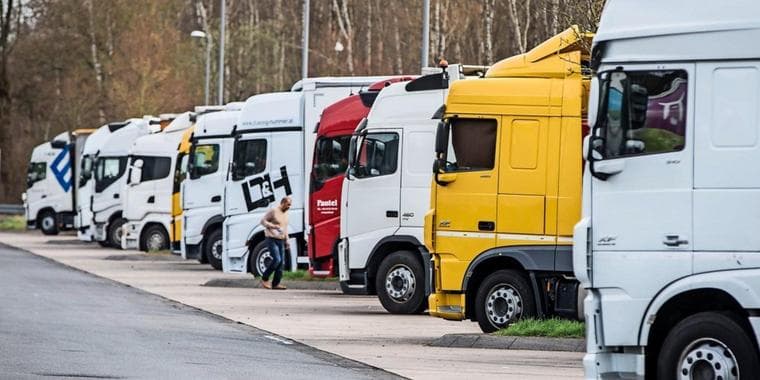Polizei findet Lkw-Fahrer mit 3,4 Promille – neben ihm vier leere Flaschen Wodka