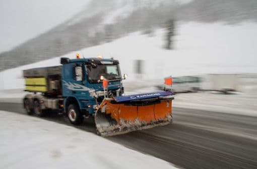 Lkw müssen eingeschneite Gemeinden versorgen