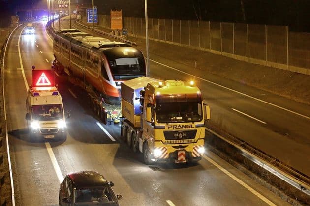 Spektakulärer Schwertransport: ÖBB-Zug schlängelte sich zum Linzer Mühlkreisbahnhof