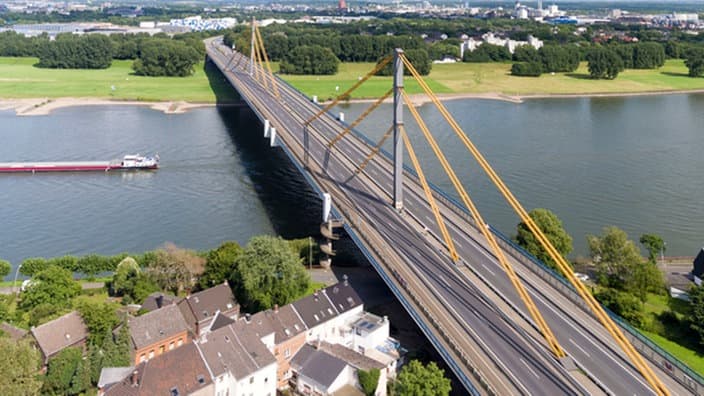 Zweite Schrankenanlage für Lkw vor Duisburger A40-Brücke
