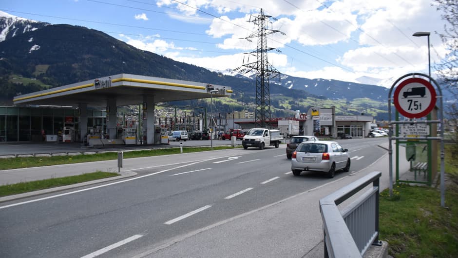 „Tankstellen-Tourismus“: Vomper fordern Lkw-Fahrverbote
