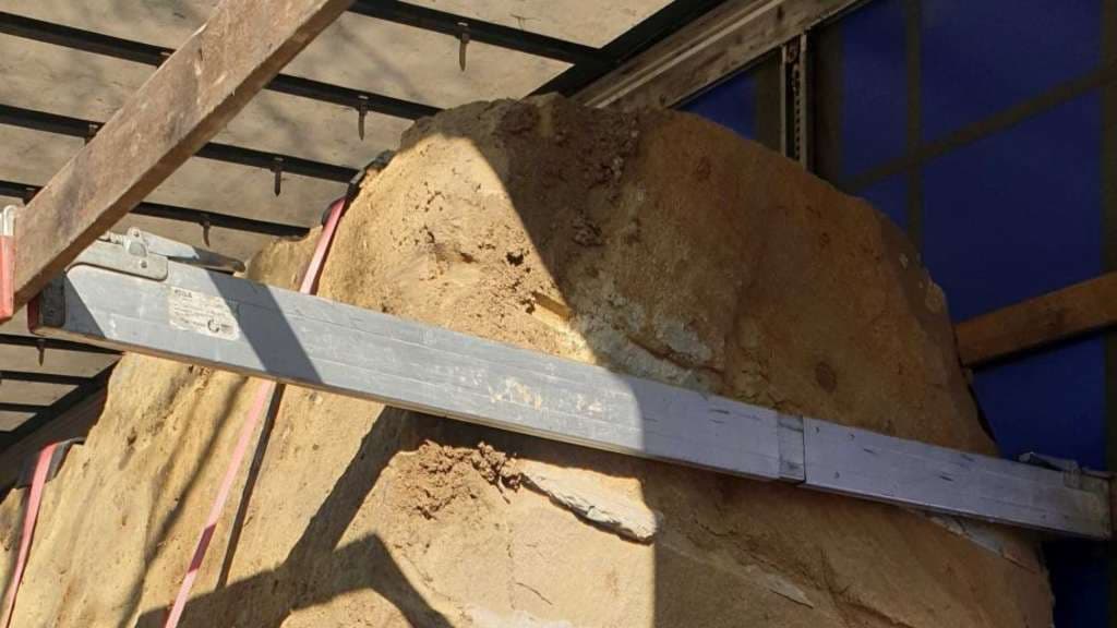 Polizei stoppt schiefen Laster – Tonnenschwere Ladung gibt dem Brummi den Rest