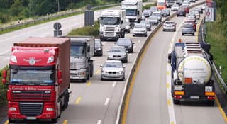 Händler zahlen Lkw-Fahrern mehr Geld