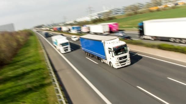 Lastwagen-Ladung quillt während der Fahrt über