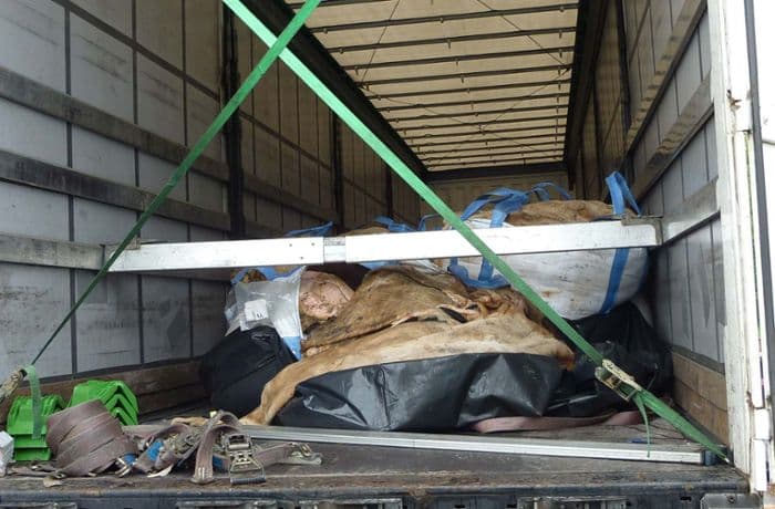 Polizei stoppt Lkw mit 22 Tonnen verwesender Tierhäute