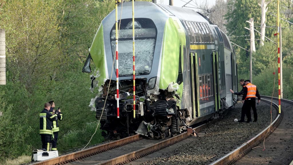 Schweres Bahn-Unglück in der Nacht: Zug kracht in Lkw - Zwei Schwerverletzte