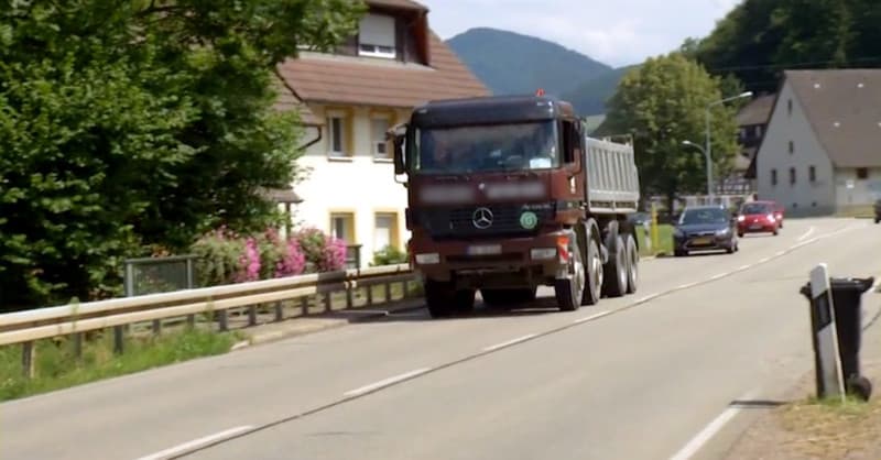 Viele Lastwagen müssen ab sofort einen Bogen um das Glottertal machen