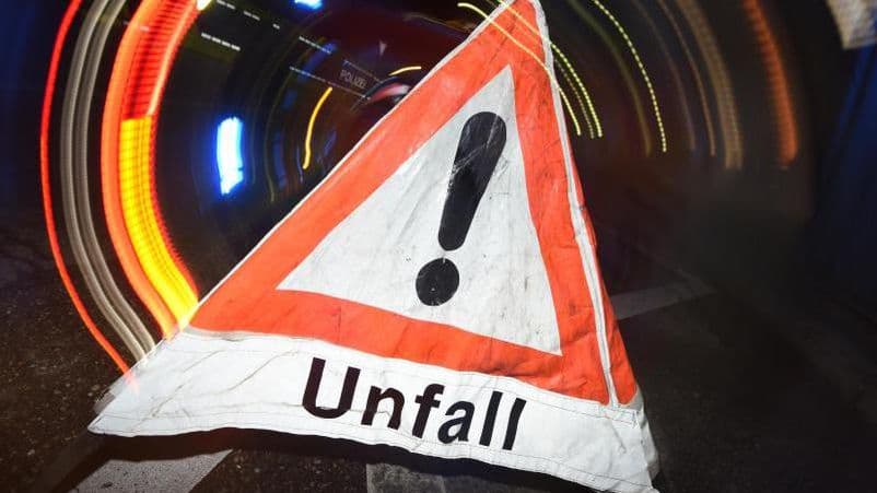 Fahrer greift zur Wasserflasche: Lkw brennt komplett aus