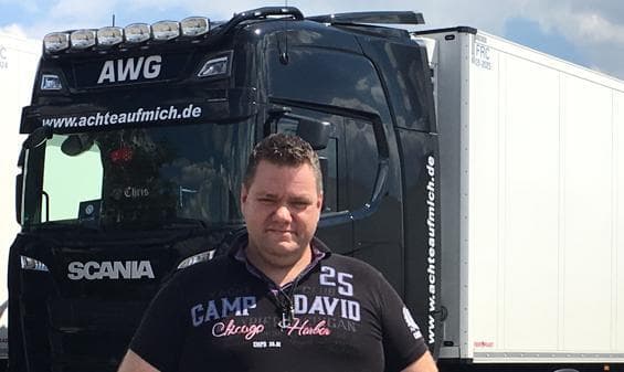Lkw-Fahrer hilft Unfallopfern