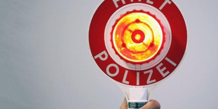 LKW-Fahrer desorientiert am Steuer – Polizei bremst Lastwagen aus