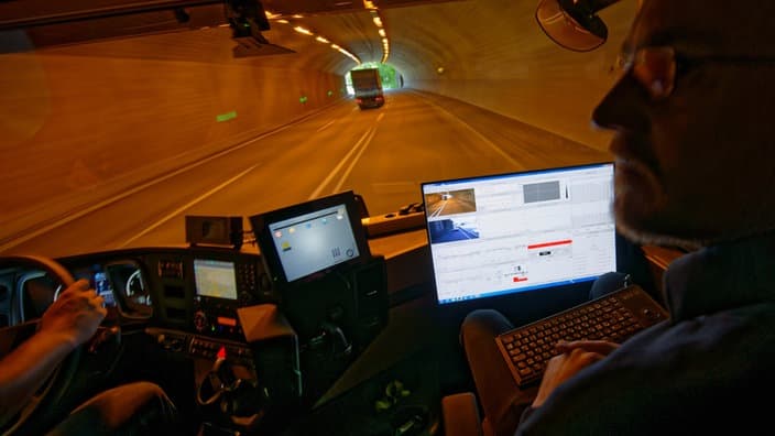 Lastwagen scannt unsichtbare Straßenschäden