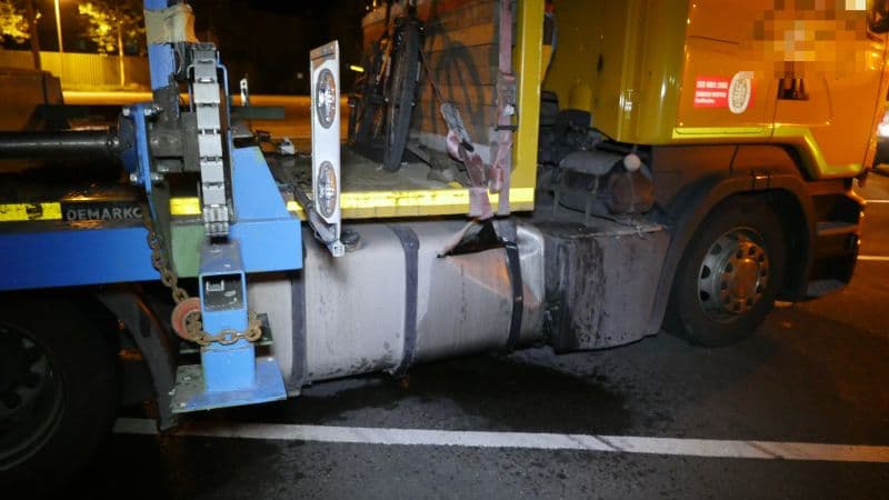 Schwertransport reißt sich zwei Tanks auf – Fahrt nach 500 m beendet