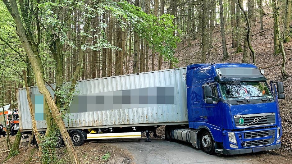 Lkw droht in Hagen auf enger und steiler Straße abzurutschen