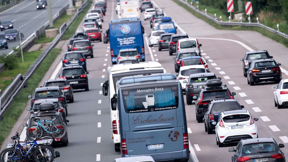 Busfahrer wird zum Helden und rettet 33 Senioren aus höchster Gefahr