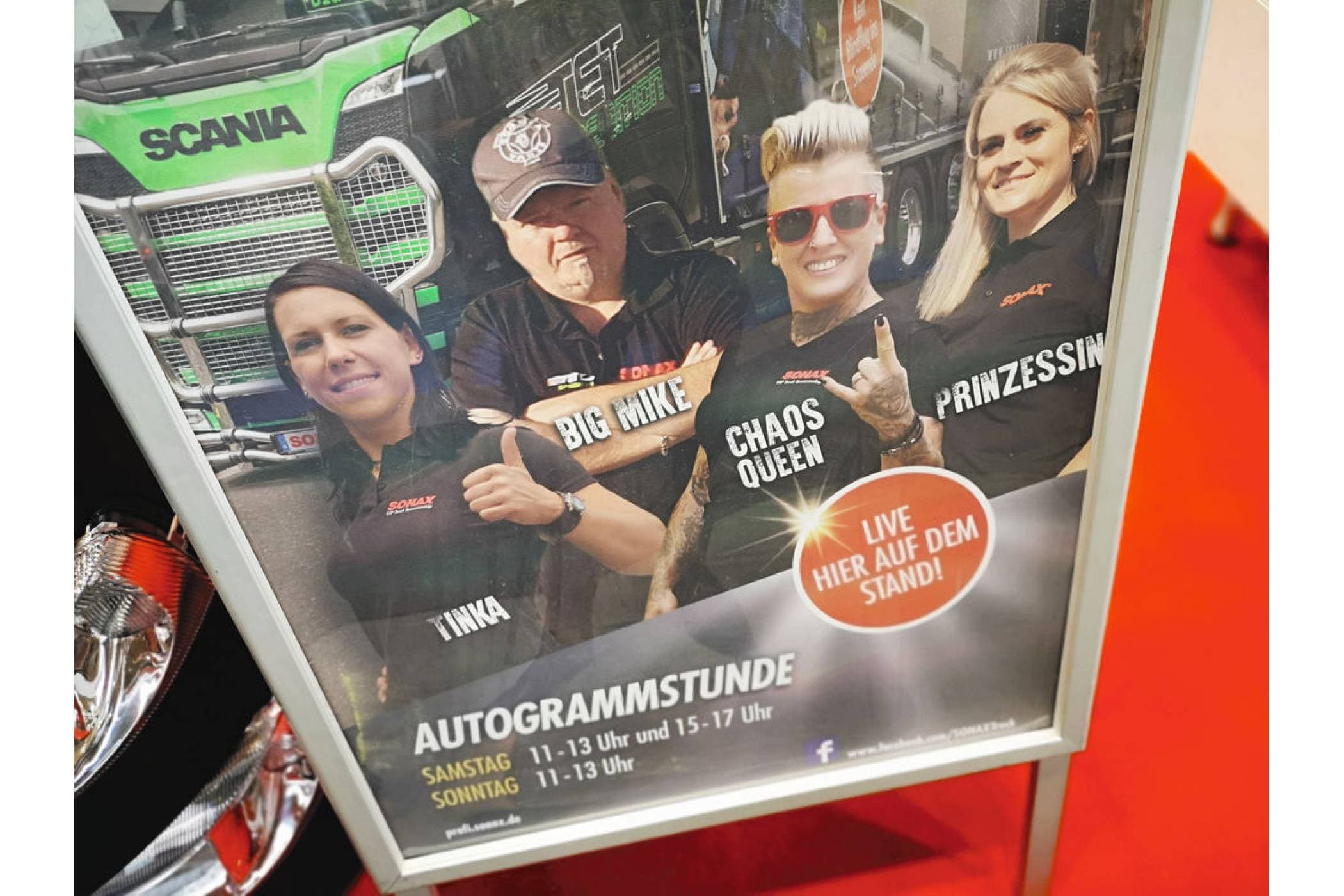 NUFAM: Autogrammstunde mit den Trucker Babes