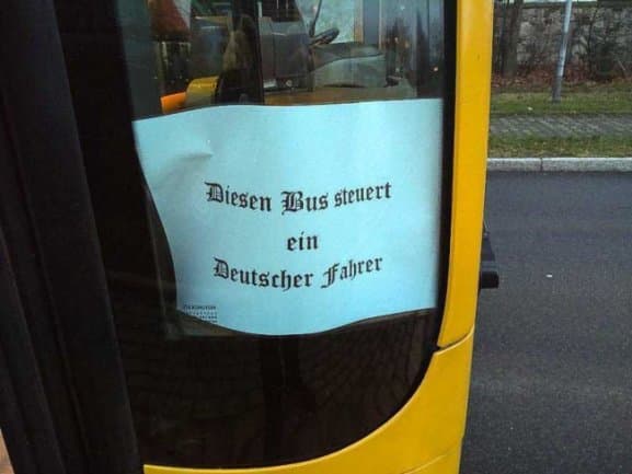 Provokation im Busfenster: DVB-Subunternehmen schockiert