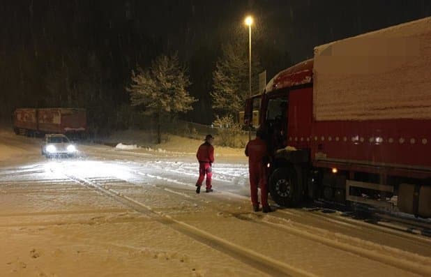 Schneechaos auf Bayerns Straßen: Erhebliche Verkehrsbehinderungen