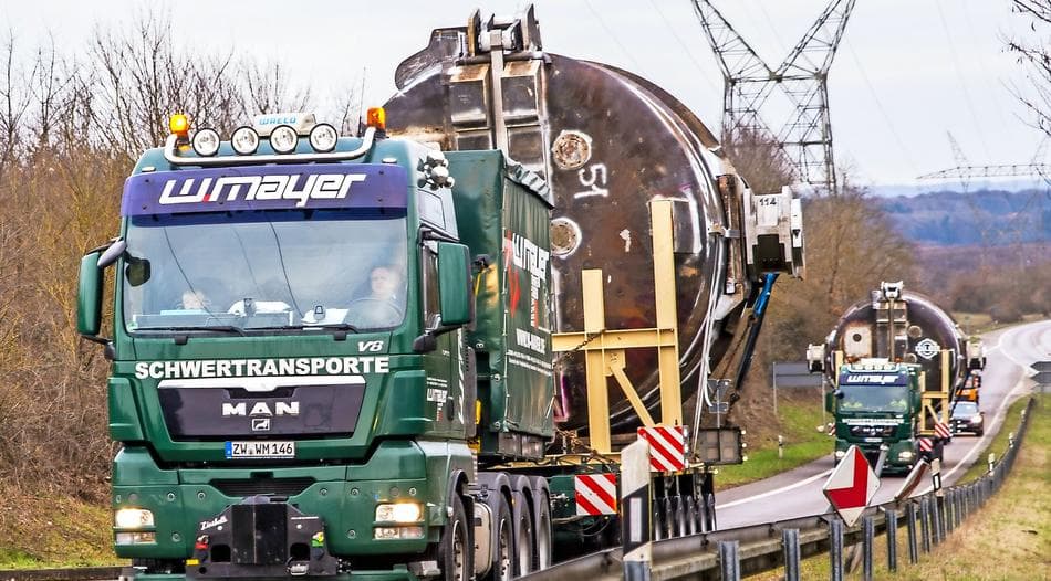 Schwertransport: Zwei Riesen auf dem Weg zu Hafen