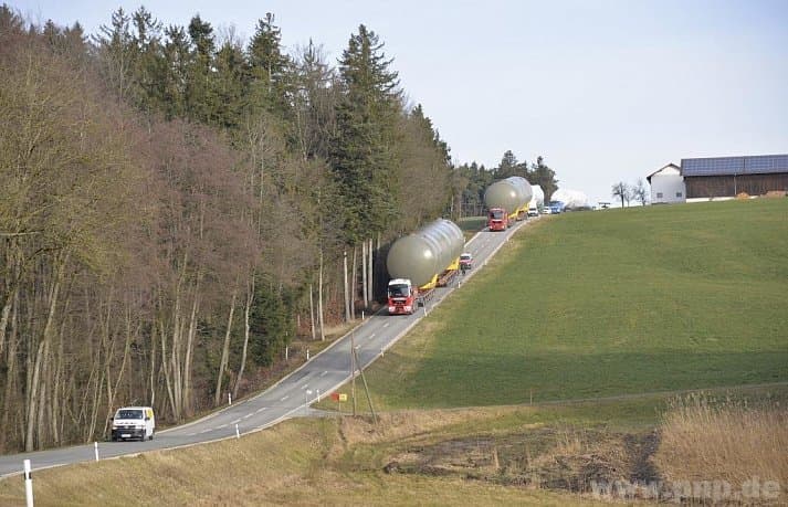 Zwei Schwertransporte sind auf dem Weg nach Passau