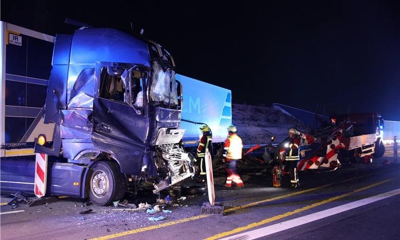 Lastwagen rast in Nachtbaustelle auf A3