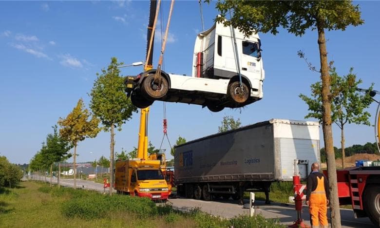 Betrunkener Lkw-Fahrer landet im Graben