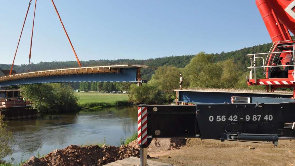Brückenträger erfolgreich transportiert und in Büchenwerra eingesetzt