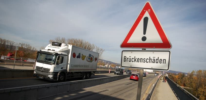 Hannover: Viele Lkw-Fahrer missachten Lastbeschränkung an Weidetorbrücke