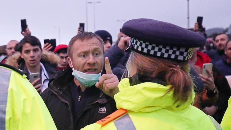 Lkw-Fahrer rangeln in Dover mit der Polizei