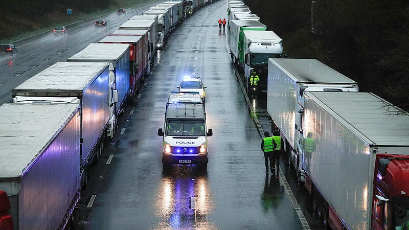 Corona-Tests für Lkw-Fahrer in England haben begonnen