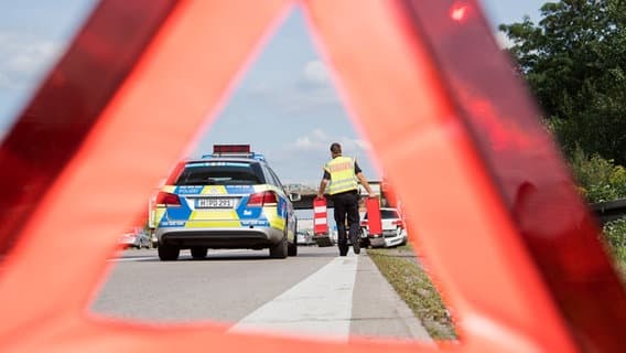 A7: Mit Paraffinöl beladener Lastwagen kippt um