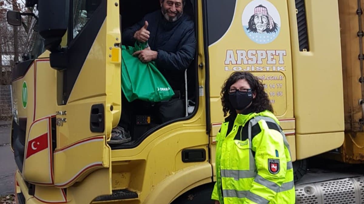 Polizei Göttingen verteilt Weihnachtspakete an Trucker