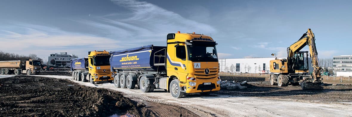 Starke Kerle transportieren tausende Kubikmeter Erdaushub: Spedition Schuon setzt zwei Mercedes-Benz Actros auf Großbaustelle für Klinik-Neubau in Böblingen-Sindelfingen ein