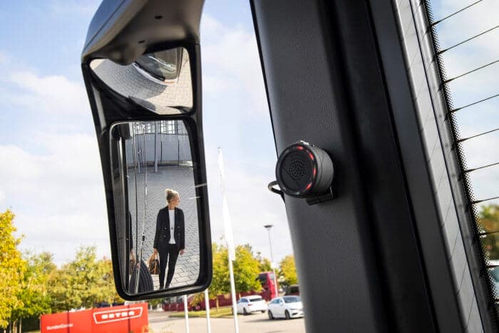 Erfolgreiche Nachrüstung: schon mehr als 250 Abbiege-Assistenten in Omnibusse eingebaut