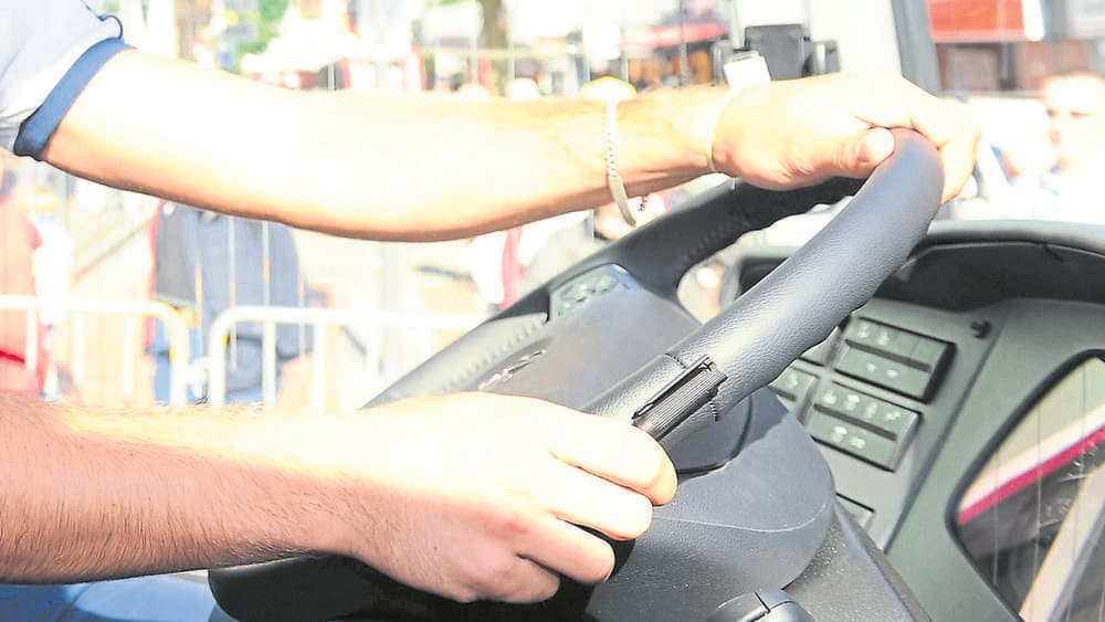 Weil er Maske tragen sollte: Fahrgast prügelt auf zwei Busfahrer ein