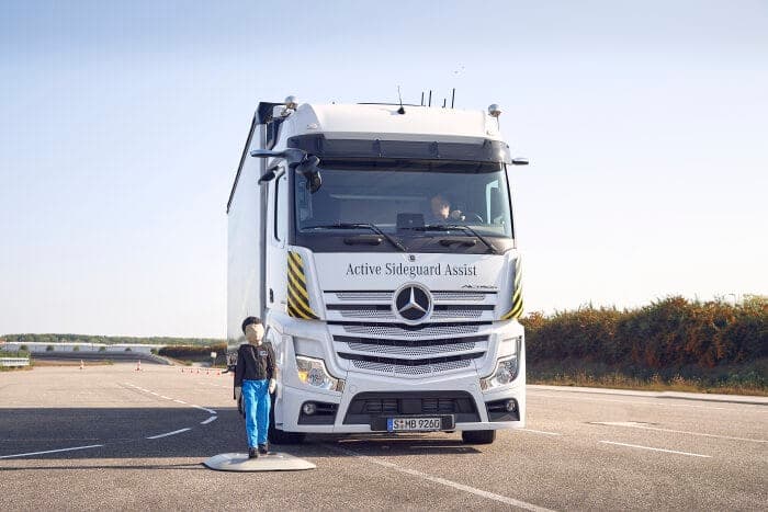 Ab sofort bestellbar: Weltneuheiten von Mercedes-Benz Trucks für mehr Sicherheit auf der Straße