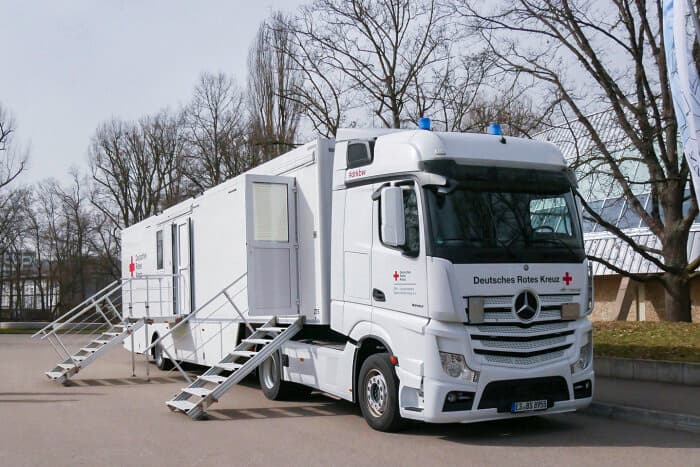 Covid-19 – Mercedes-Benz Actros wird zum rollenden Impflabor im Rems-Murr-Kreis