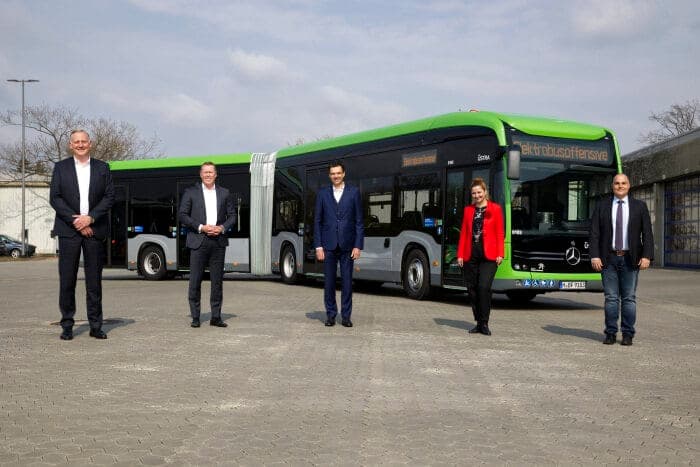 Premiere für den eCitaro G mit neuen Lithium-Ionen-Batterien: Mercedes-Benz liefert erste vollelektrisch angetriebene Gelenkbusse an die ÜSTRA in Hannover aus