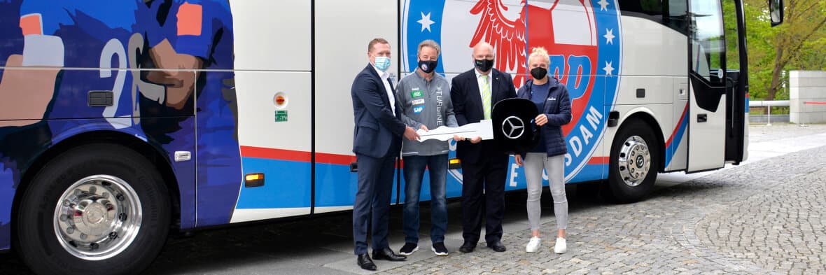 Erstklassiger Frauenfußball – erstklassiger Teambus
