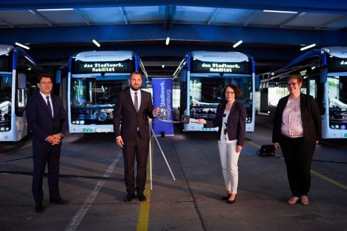 Hightech und Historie: In Regensburg verkehren nun sechs bemerkenswert ausgestattete Mercedes-Benz eCitaro