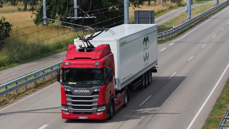 Oberleitungs-Lkw nehmen den Realbetrieb auf