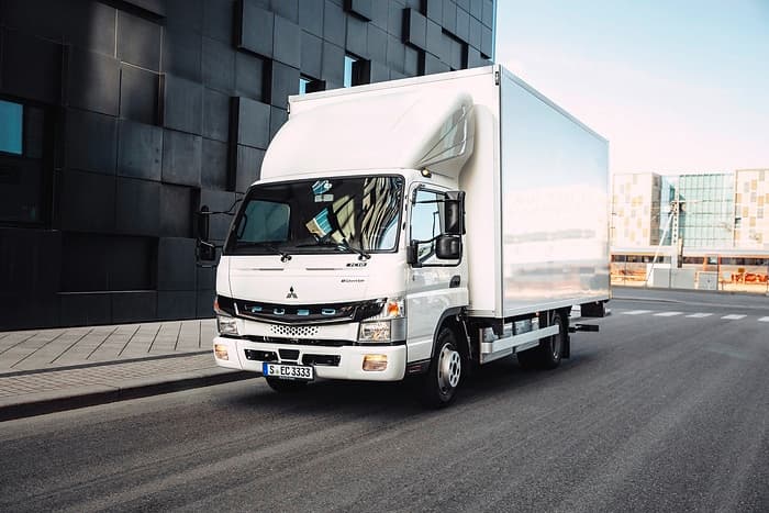 300 eTrucks ausgeliefert! Daimler Truck und FUSO eCanter erreichen weitere E-Meilensteine