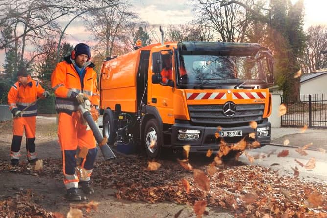 Atego räumt mit dem Laub auf