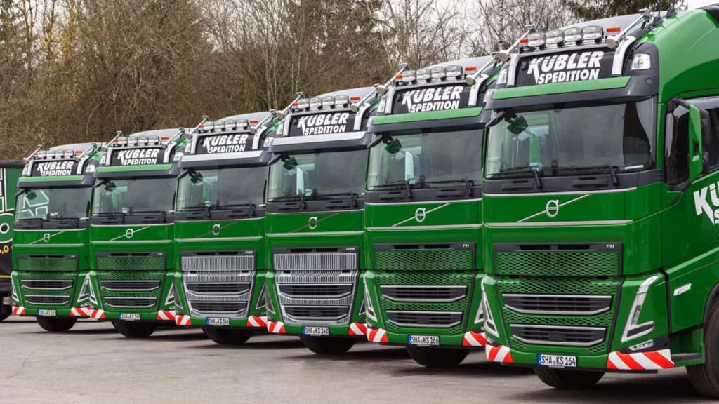 Sechs Volvo Trucks für den Schwerlastverkehr bei Kübler