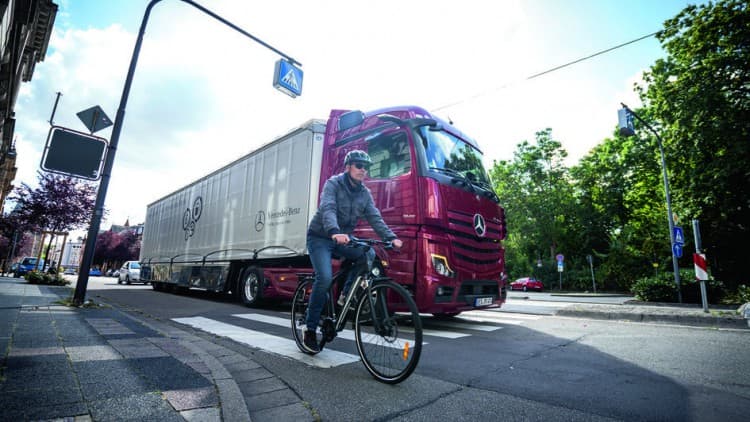 Städte statten Nutzfahrzeuge mit Abbiegeassistenten aus