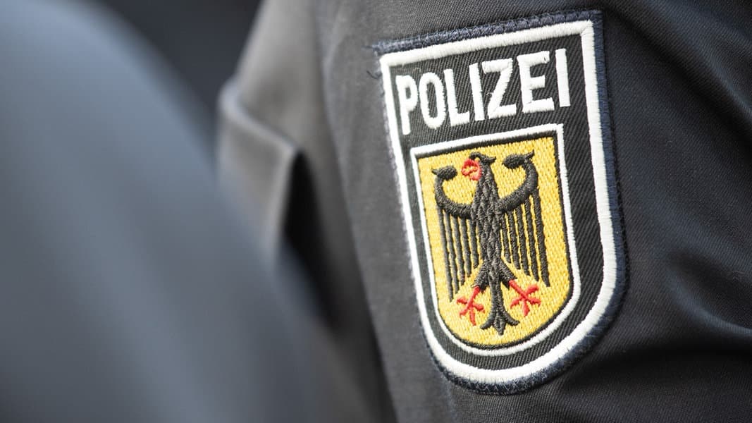 A30: Polizisten entdecken Geflüchtete auf Ladefläche