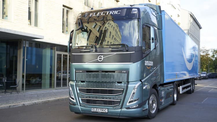 Volvo Trucks liefert 20 schwere Elektro-Lkw an Amazon