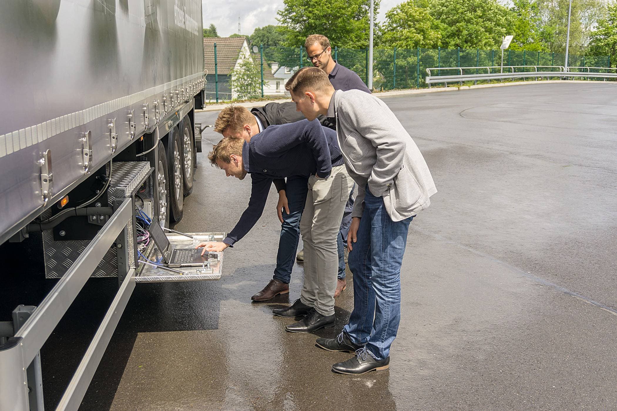 Autonomes Fahren von Lkw und Sattelzügen: Lkw-Trailer denkt - Computer lenkt
