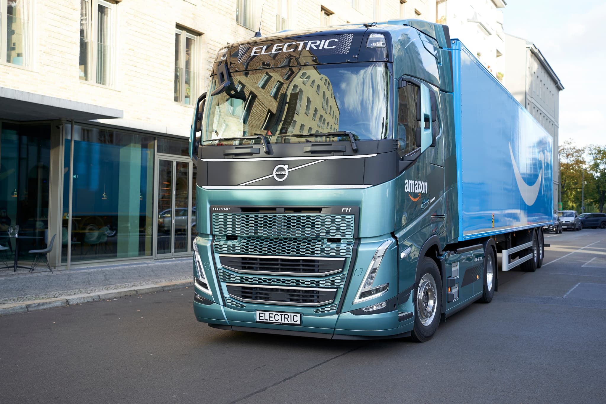 Volvo Trucks hat über 4300 Elektro-Lkw an Kunden weltweit verkauft
