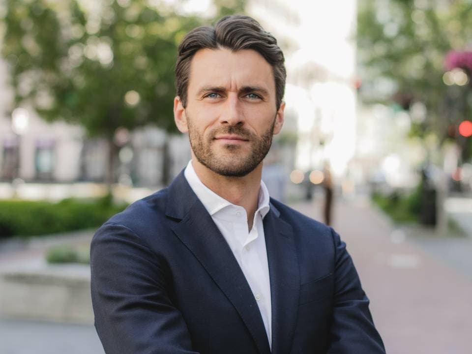 Andrew Cornelia leitet ab Juni Aufbau und Betrieb des neuen Mercedes-Benz Ladenetzes in Nordamerika - Christopher Trainor verantwortet Finanzbereich